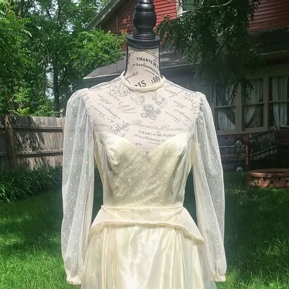 VINTAGE 1950’s Pinup Peplum Pearl Satin & Lace Wedding Gown, Medium - Picture 9 of 12